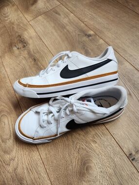 4.5Y Kids Nike Sneakers